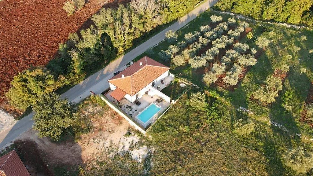 Appartamento Pola Kuce Sa Bazenom-Eja Kaštel