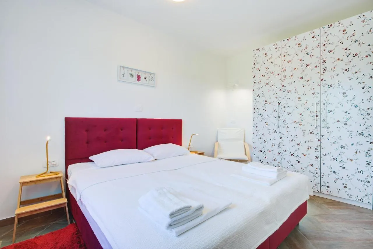 Appartamento Pola Kuce Sa Bazenom-Eja Kaštel