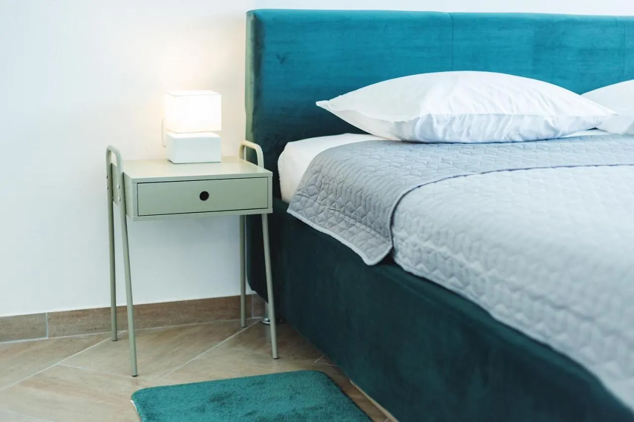 Appartamento Pola Kuce Sa Bazenom-Eja Kaštel