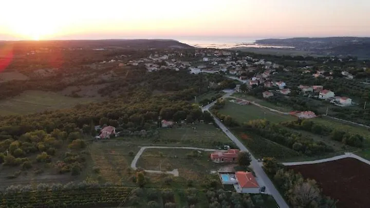 Appartamento Pola Kuce Sa Bazenom-Eja Kaštel Croazia