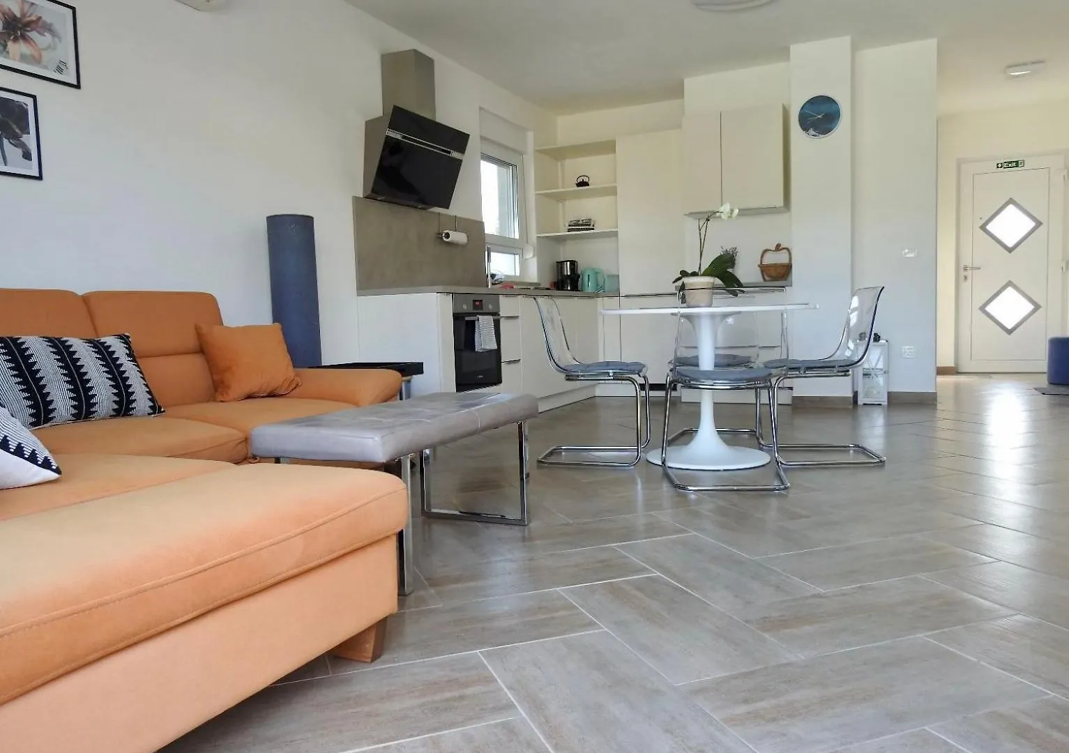 Appartamento Pola Kuce Sa Bazenom-Eja Kaštel