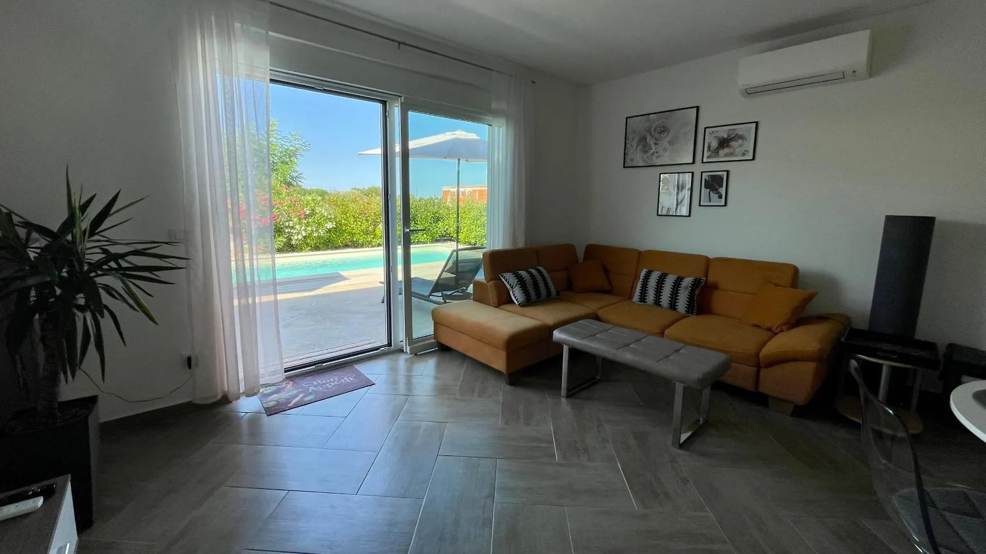 Appartamento Pola Kuce Sa Bazenom-Eja Kaštel Croazia